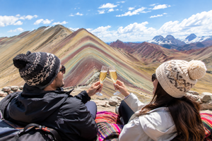 un brindes en la montaña de colores
